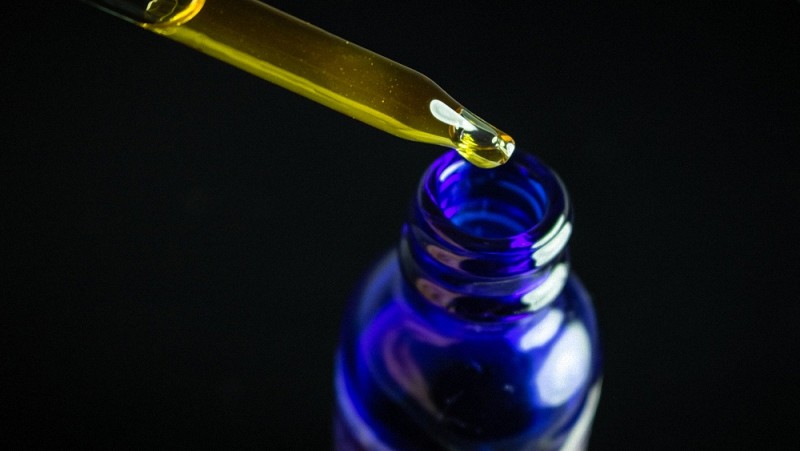 cbd dropper in glass bottle