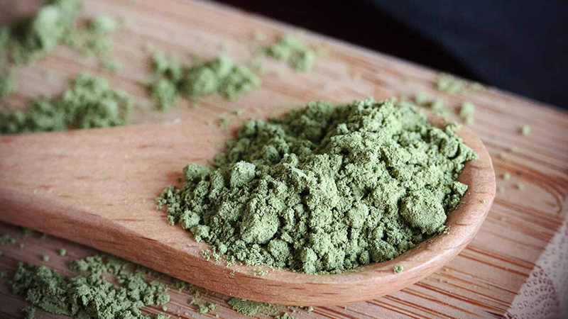 Green Vein Kratom powder in a wooden laddle